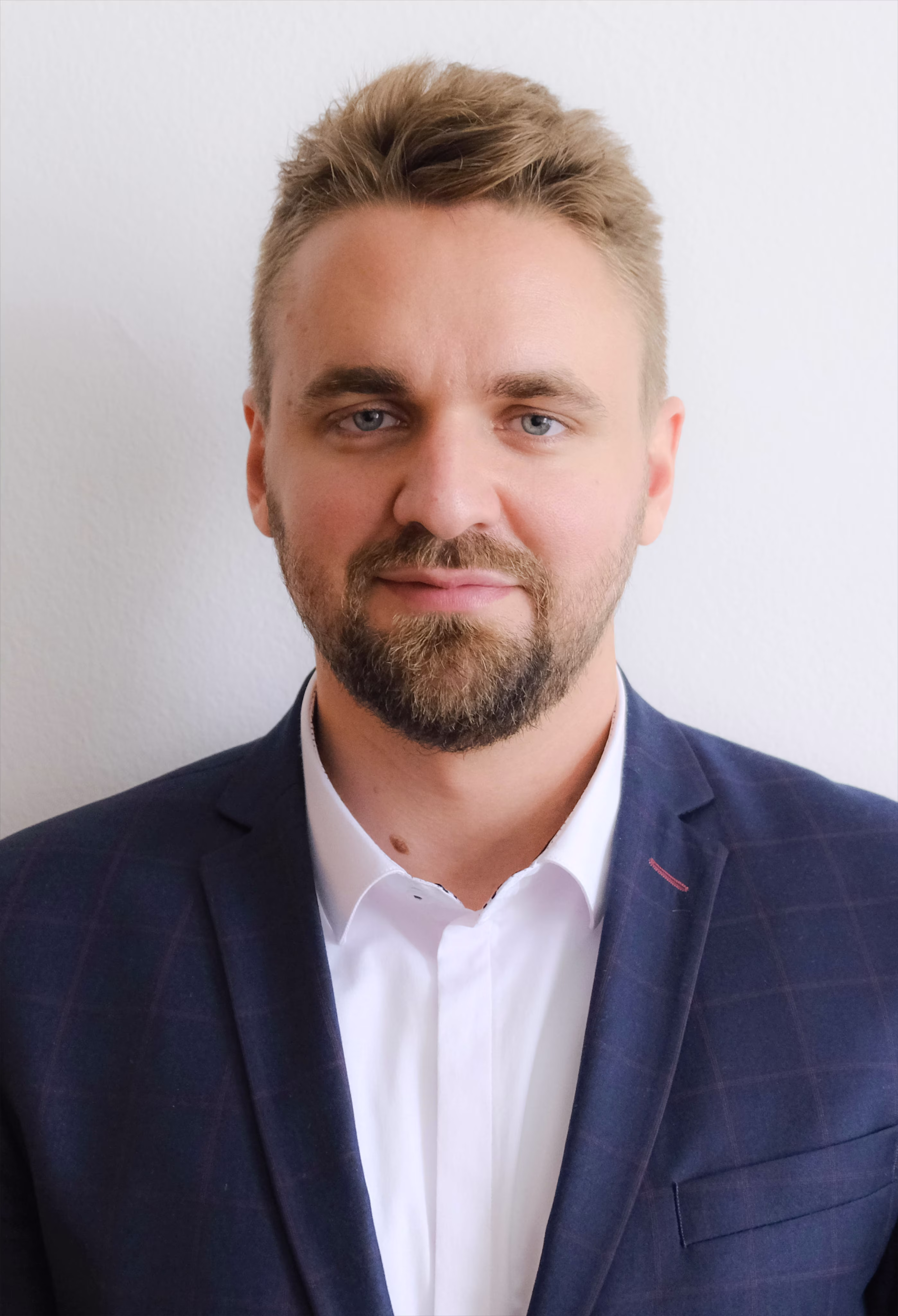 Dr Tihomir Novaković