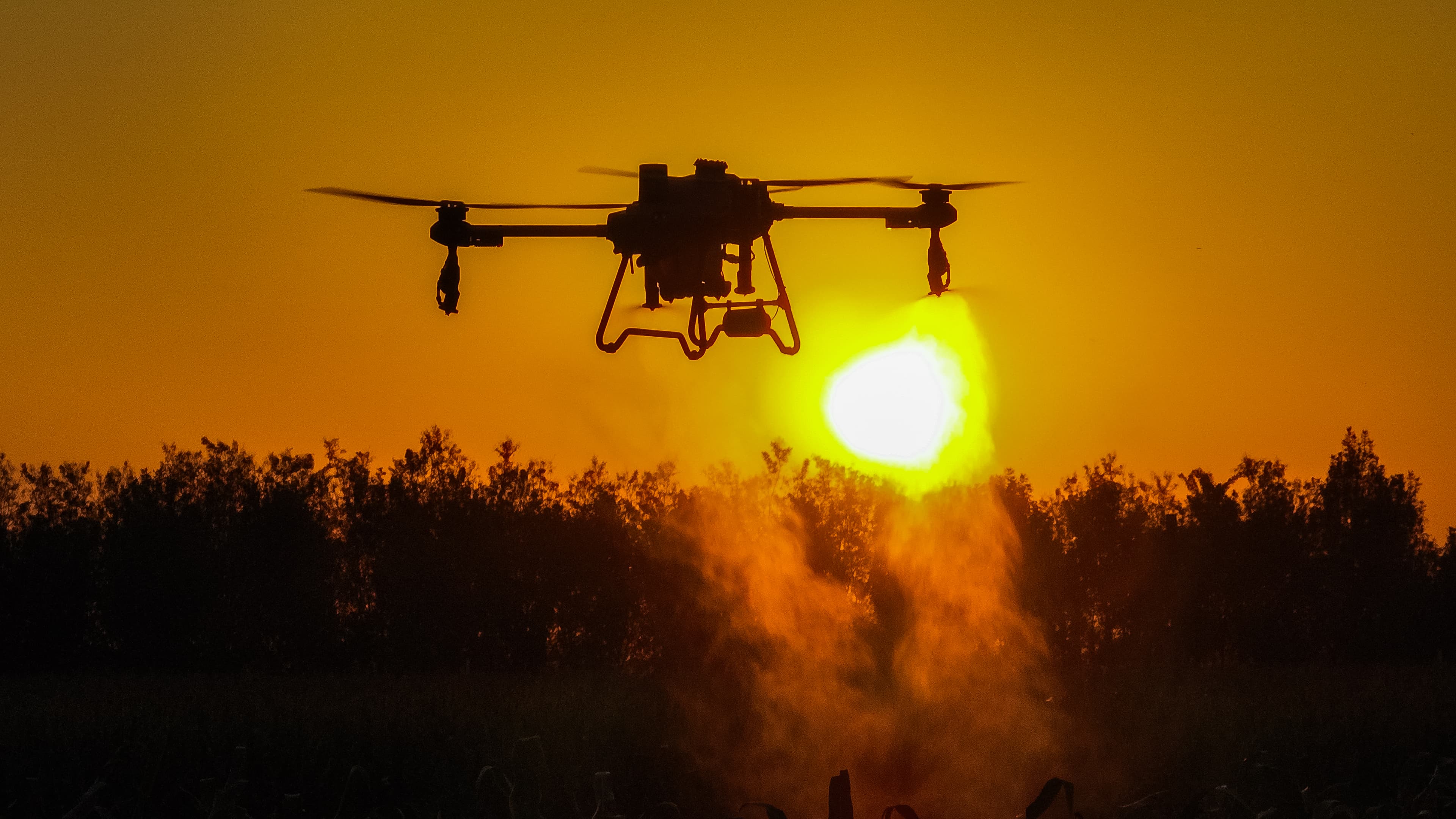 DJI Agras T25 tokom aplikacije sredstava za zaštitu